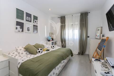 Moradia moderna com piscina, rooftop e anexo equipado.