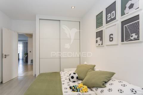 Moradia moderna com piscina, rooftop e anexo equipado.