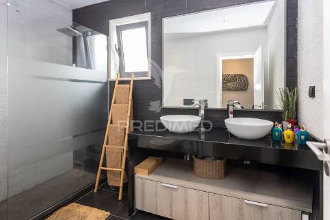 Moradia moderna com piscina, rooftop e anexo equipado.