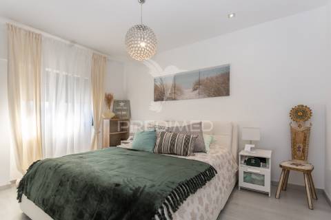 Moradia moderna com piscina, rooftop e anexo equipado.