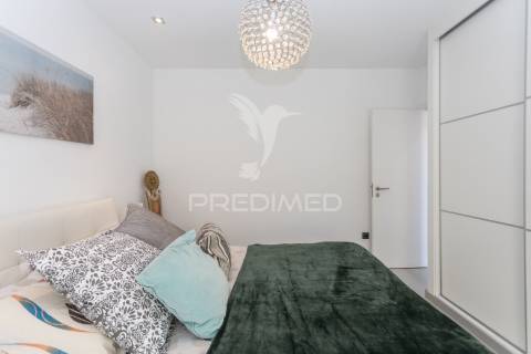 Moradia moderna com piscina, rooftop e anexo equipado.