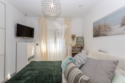 Moradia moderna com piscina, rooftop e anexo equipado.