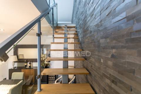 Moradia moderna com piscina, rooftop e anexo equipado.