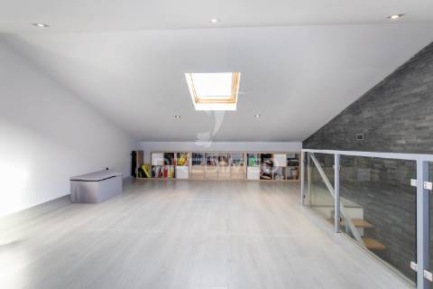 Moradia moderna com piscina, rooftop e anexo equipado.