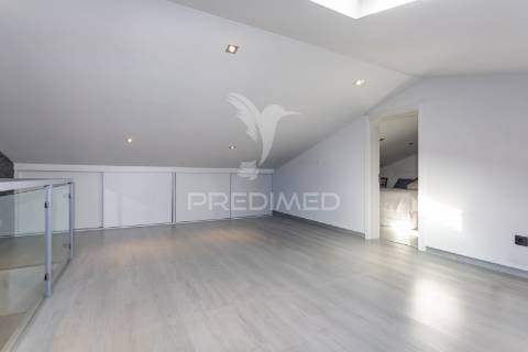 Moradia moderna com piscina, rooftop e anexo equipado.