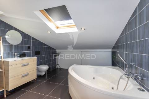 Moradia moderna com piscina, rooftop e anexo equipado.