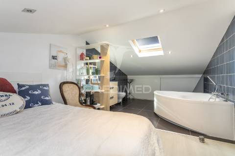 Moradia moderna com piscina, rooftop e anexo equipado.