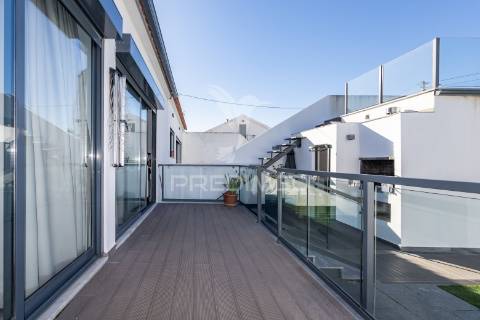 Moradia moderna com piscina, rooftop e anexo equipado.