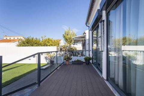 Moradia moderna com piscina, rooftop e anexo equipado.