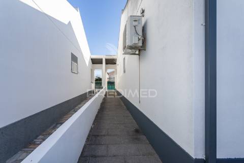 Moradia moderna com piscina, rooftop e anexo equipado.