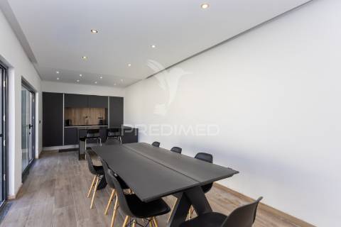 Moradia moderna com piscina, rooftop e anexo equipado.