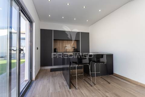 Moradia moderna com piscina, rooftop e anexo equipado.