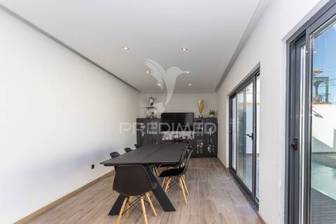 Moradia moderna com piscina, rooftop e anexo equipado.