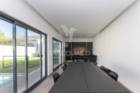 Moradia moderna com piscina, rooftop e anexo equipado.