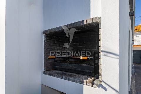 Moradia moderna com piscina, rooftop e anexo equipado.