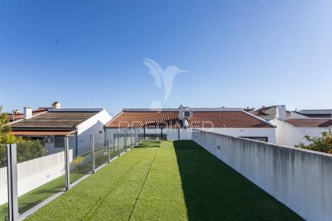 Moradia moderna com piscina, rooftop e anexo equipado.