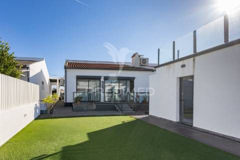 Moradia moderna com piscina, rooftop e anexo equipado.