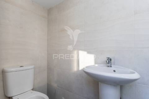 Moradia moderna com piscina, rooftop e anexo equipado.