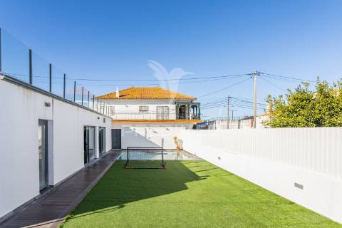 Moradia moderna com piscina, rooftop e anexo equipado.
