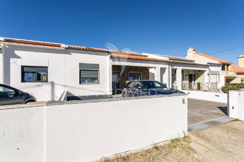 Moradia moderna com piscina, rooftop e anexo equipado.