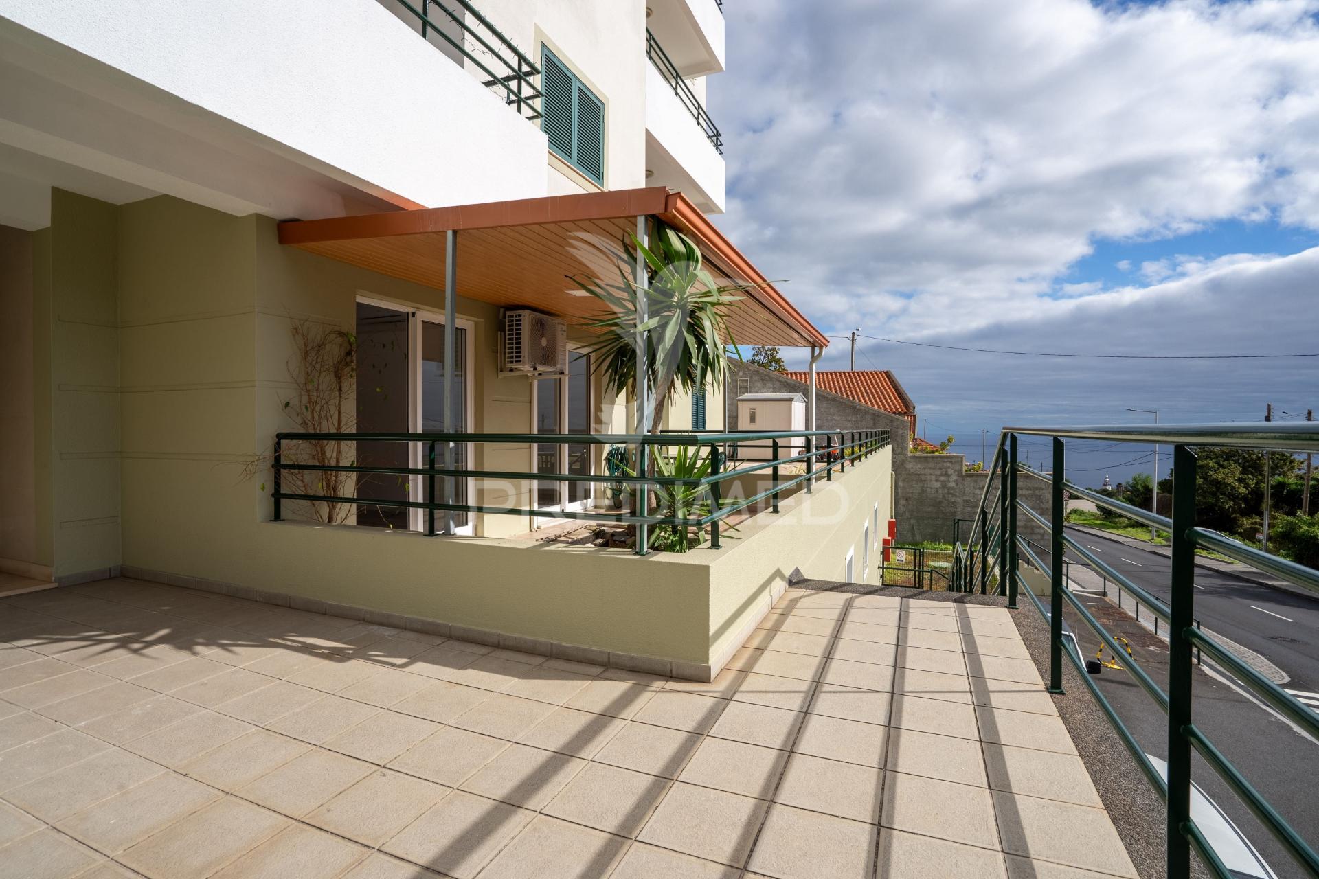 T1+1 no rés-do-chão | varanda ampla | 4 arrecadações | 2 estacionamentos | localização premium no caniço