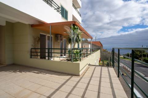 T1+1 no rés-do-chão | varanda ampla | 4 arrecadações | 2 estacionamentos | localização premium no caniço