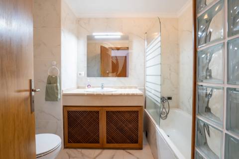 T1+1 no rés-do-chão | varanda ampla | 4 arrecadações | 2 estacionamentos | localização premium no caniço