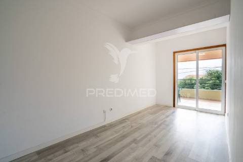 T1+1 no rés-do-chão | varanda ampla | 4 arrecadações | 2 estacionamentos | localização premium no caniço