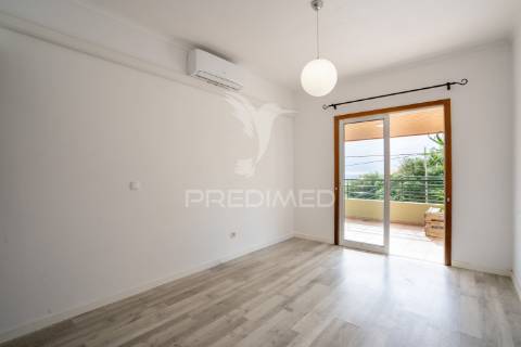 T1+1 no rés-do-chão | varanda ampla | 4 arrecadações | 2 estacionamentos | localização premium no caniço