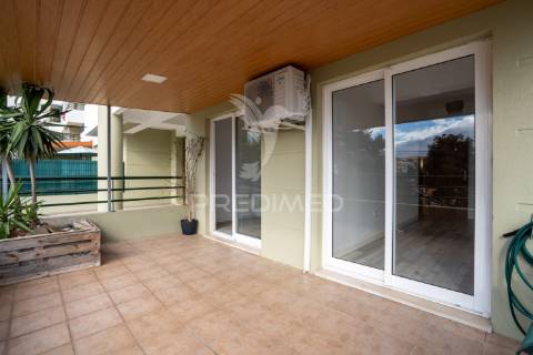 T1+1 no rés-do-chão | varanda ampla | 4 arrecadações | 2 estacionamentos | localização premium no caniço