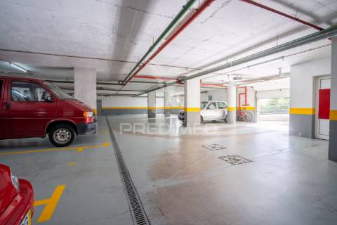 T1+1 no rés-do-chão | varanda ampla | 4 arrecadações | 2 estacionamentos | localização premium no caniço
