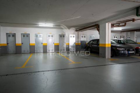 T1+1 no rés-do-chão | varanda ampla | 4 arrecadações | 2 estacionamentos | localização premium no caniço