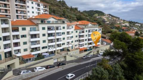 T1+1 no rés-do-chão | varanda ampla | 4 arrecadações | 2 estacionamentos | localização premium no caniço