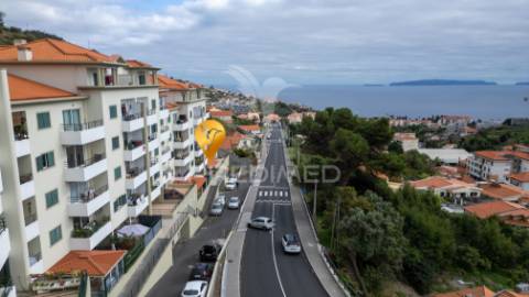 T1+1 no rés-do-chão | varanda ampla | 4 arrecadações | 2 estacionamentos | localização premium no caniço