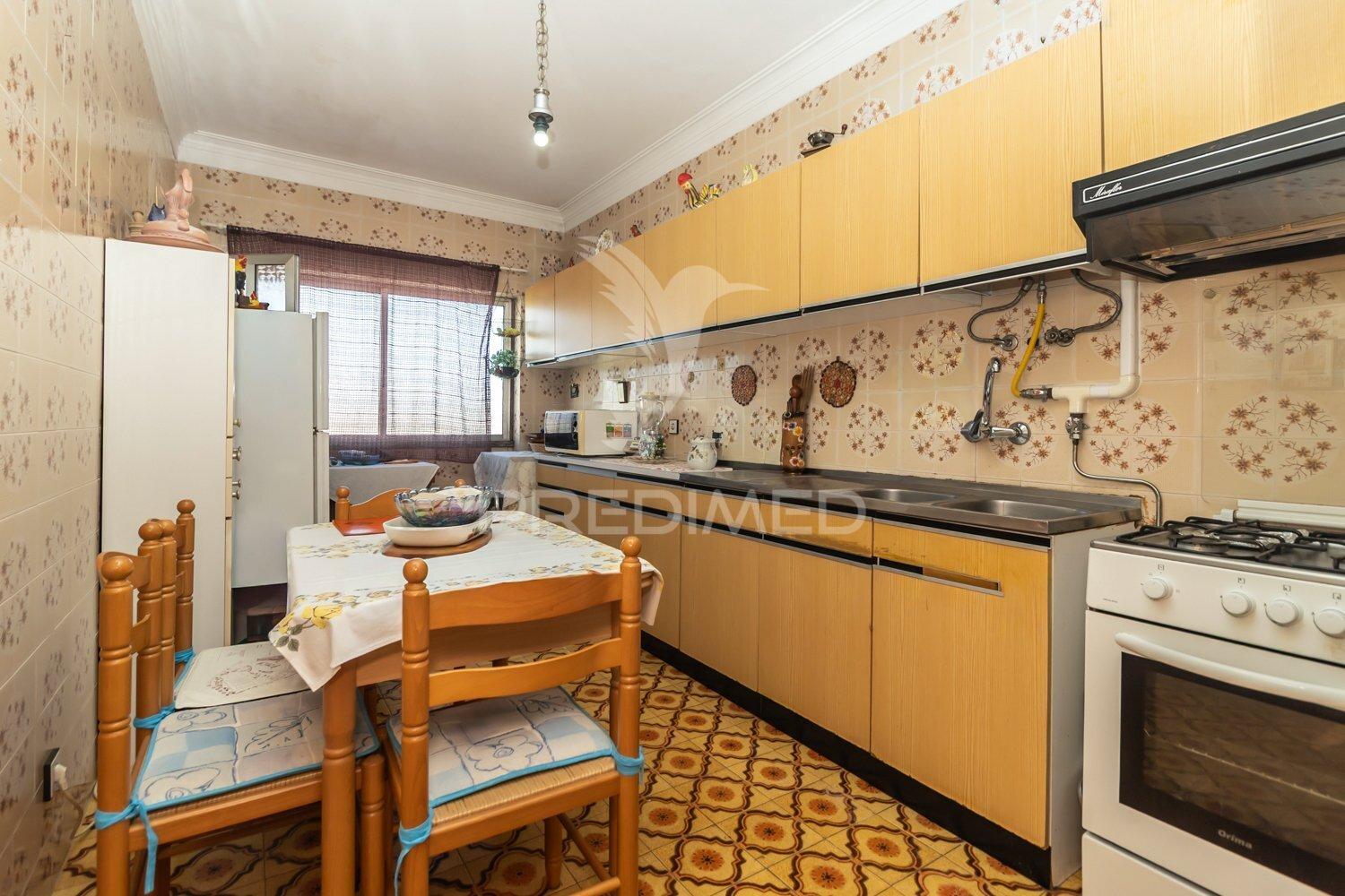 Apartamento duplex t3+1 — baixa da banheira — 160 m²