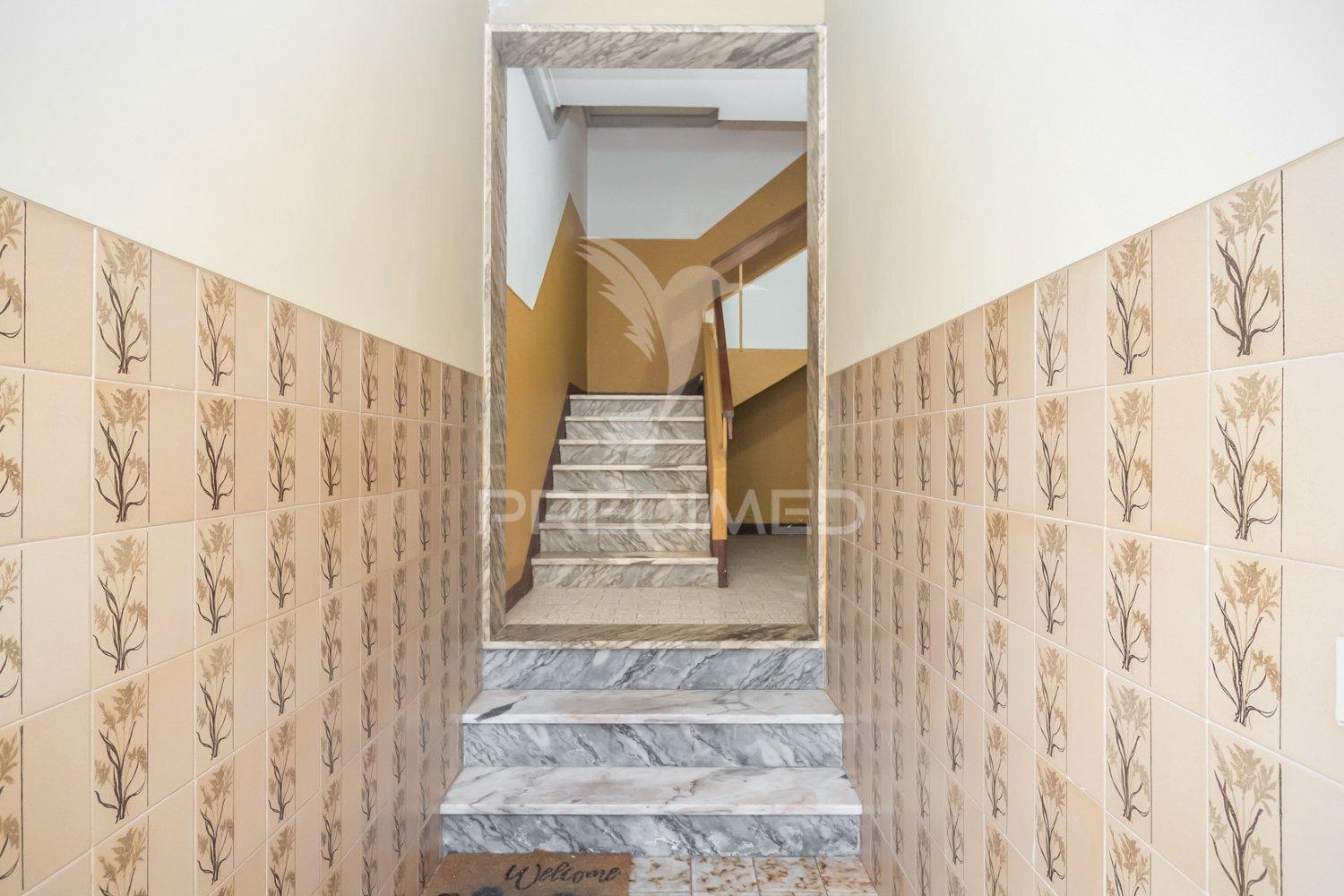 Apartamento duplex t3+1 — baixa da banheira — 160 m²