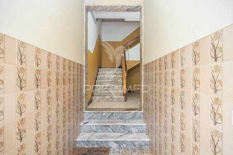 Apartamento duplex t3+1 — baixa da banheira — 160 m²