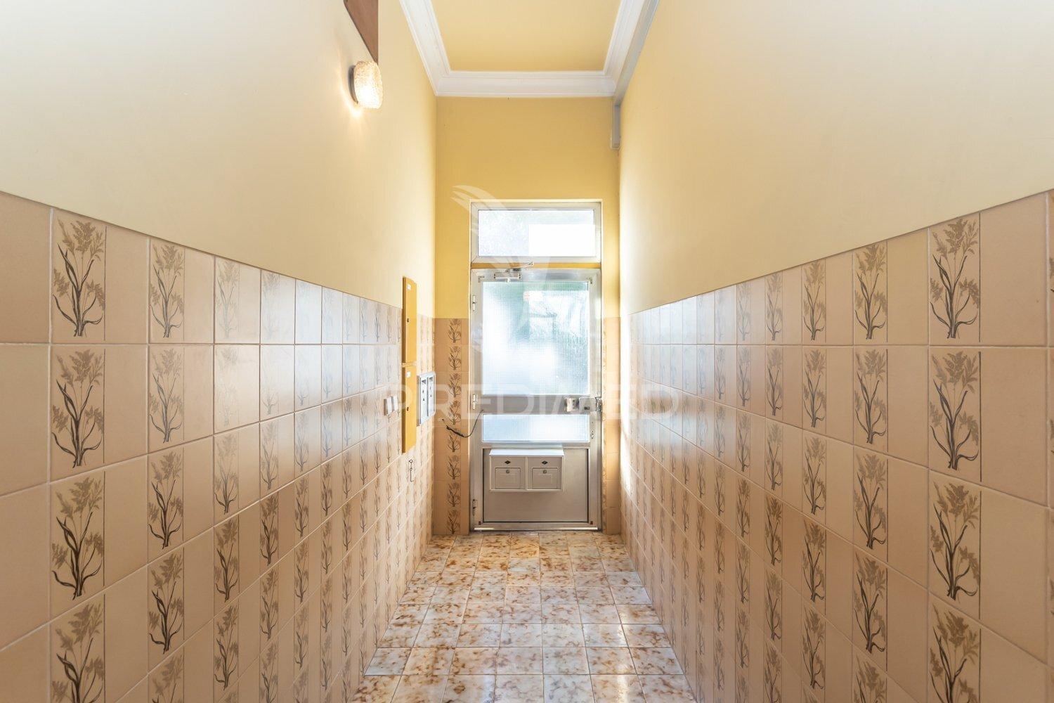 Apartamento duplex t3+1 — baixa da banheira — 160 m²