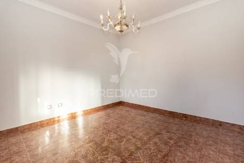 Apartamento duplex t3+1 — baixa da banheira — 160 m²
