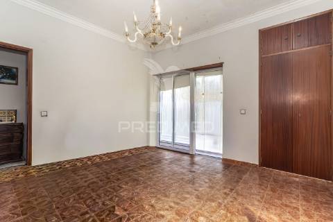 Apartamento duplex t3+1 — baixa da banheira — 160 m²