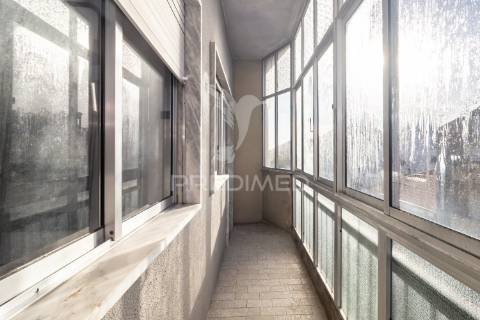 Apartamento duplex t3+1 — baixa da banheira — 160 m²