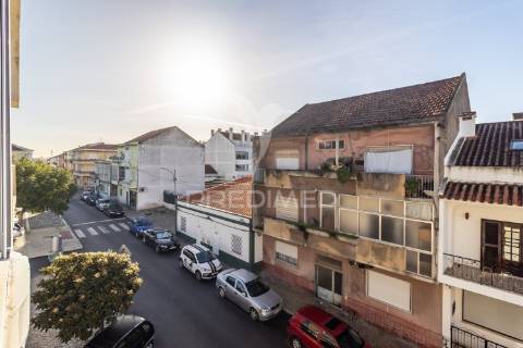 Apartamento duplex t3+1 — baixa da banheira — 160 m²