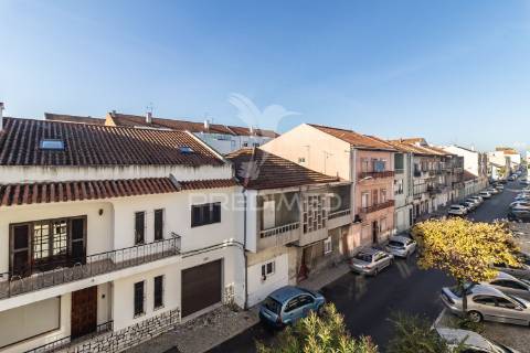 Apartamento duplex t3+1 — baixa da banheira — 160 m²