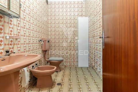 Apartamento duplex t3+1 — baixa da banheira — 160 m²