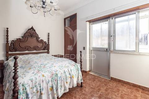 Apartamento duplex t3+1 — baixa da banheira — 160 m²