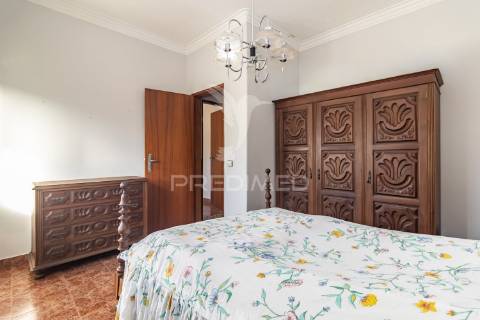 Apartamento duplex t3+1 — baixa da banheira — 160 m²