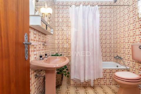 Apartamento duplex t3+1 — baixa da banheira — 160 m²