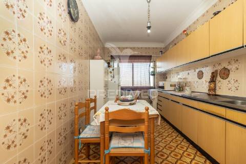 Apartamento duplex t3+1 — baixa da banheira — 160 m²