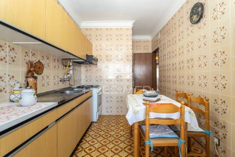 Apartamento duplex t3+1 — baixa da banheira — 160 m²