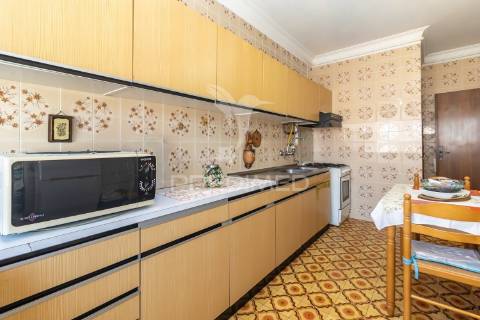 Apartamento duplex t3+1 — baixa da banheira — 160 m²